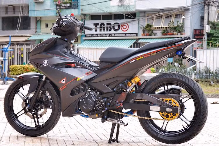 Là mẫu xe số côn tay bán chạy nhất tại Việt Nam, xe máy Yamaha Exciter 150 cũng đồng thời là mẫu xe được độ lại nhiều nhất ở nước ta. Bên cạnh những bản độ cực "khủng", cũng có không ít biker Việt thích kiểu dáng nguyên bản của Exciter 150 và chỉ tập trung lắp thêm các phụ tùng "hàng khủng" có giá trị cao.