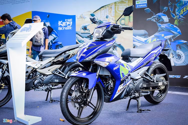 Phiên bản Exciter 150 Movistar được lấy cảm hứng thiết kế theo phong cách màu sơn mới nhất của đội đua Yamaha MotoGP. Ngoài màu xanh da trời-trắng, mẫu xe côn tay này còn có thêm chi tiết chữ M màu xanh lá.