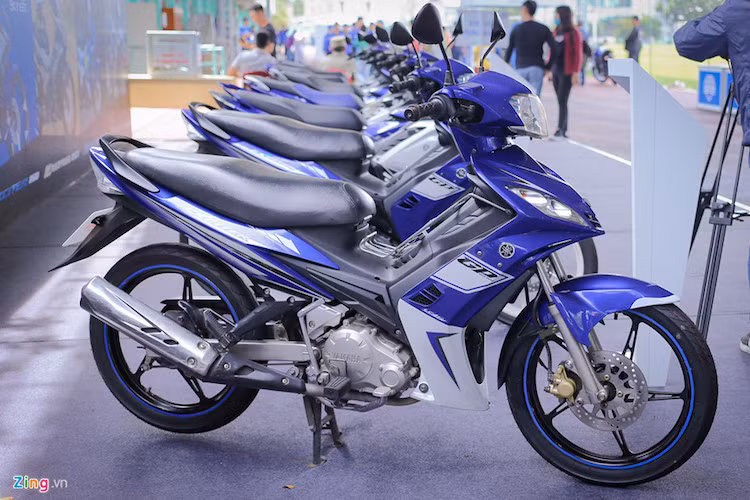 Thời kỳ đầu, những chiếc Exciter chỉ có phiên bản côn tự động, hộp số 4 cấp. Tuy nhiên, kiểu dáng thể thao khiến Exciter trở nên khác biệt so với những chiếc xe số thông thường và trở thành niềm ao ước của nhiều người trẻ.