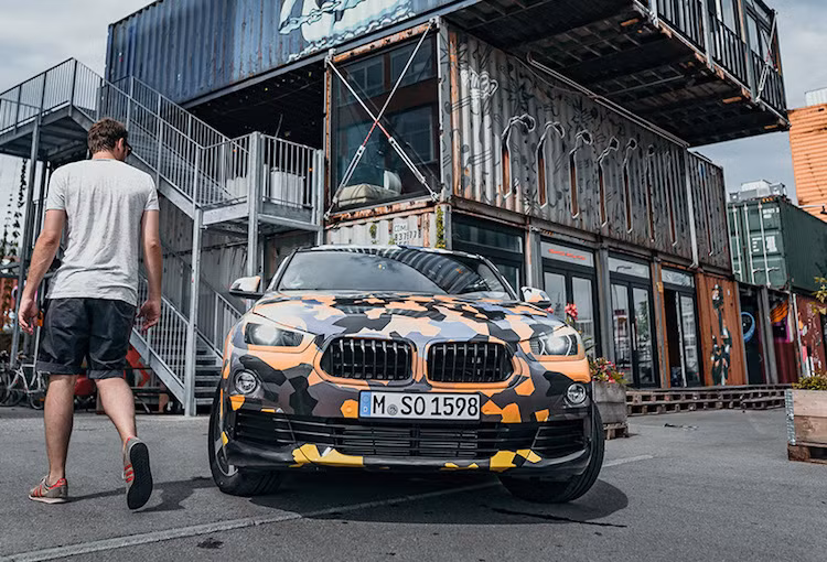 Từng xuất hiện dưới dạng xe ý tưởng tại triển lãm Frankfurt năm ngoái, phiên bản thương mại của BMW X2 hoàn toàn mới đã được chính BMW hé lộ, nhưng vẫn ẩn giấu sau lớp ngụy trang sặc sỡ. So với bản concept, X2 thương mại sở hữu thiết kế đã được "hiện thực hóa". Ở phía trước,, chiếc xe vẫn giữ lại lưới tản nhiệt kép hình ngũ giác độc đáo.