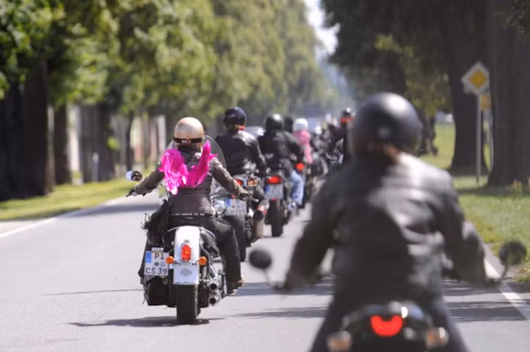 Đoàn trình diễn mô tô phân khối lớn toàn nữ.