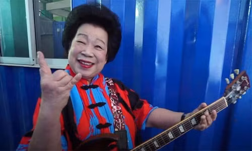 Cu ba 81 tuoi choi Rock khien dan tinh me man