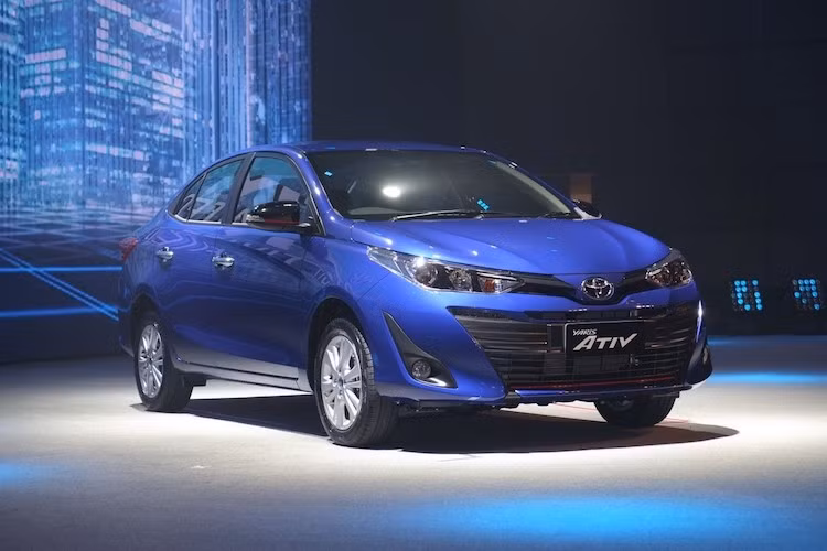 Dù có "phom" tương tự như Vios nhưng Yaris Ativ đã được hãng xe ôtô Toyota thiết kế lại gần như hoàn toàn, khiến nó trông khác biệt với cả Yaris Hatchback lẫn "người anh em" sedan còn lại. Ở phía trước, phần đầu xe được thiết kế theo phong cách khá giống chiếc Corolla phiên bản Mỹ với đèn pha sắc sảo, lưới tản nhiệt hình chữ V và cản trước với các khe hút gió lớn.