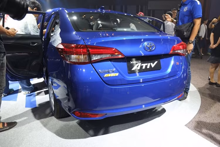 So với Vios, Yaris Ativ có các cửa kính bên vát thuôn hơn về phía sau cùng các đường nét dập nổi thân xe uyển chuyển hơn. Xe được trang bị bộ mâm 6 cánh kép thanh lịch, cùng với phần đuôi trang nhã, hiện đại với các đèn hậu kéo dài hai bên sử dụng công nghệ LED.