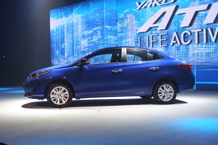 Đặc biệt, dù là một mẫu xe hạng B giá rẻ nhưng Yaris Ativ đã được Toyota đầu tư khá mạnh cho các hệ thống an toàn khi chiếc xe có tổng cộng 7 túi khí trong khoang lái, hệ thống ổn định điện tử VSC, hỗ trợ leo dốc Hill Start Assist, ABS, EBS. Mọi hệ thống này đều có mặt ngay cả trên bản rẻ tiền nhất của Yaris Ativ.