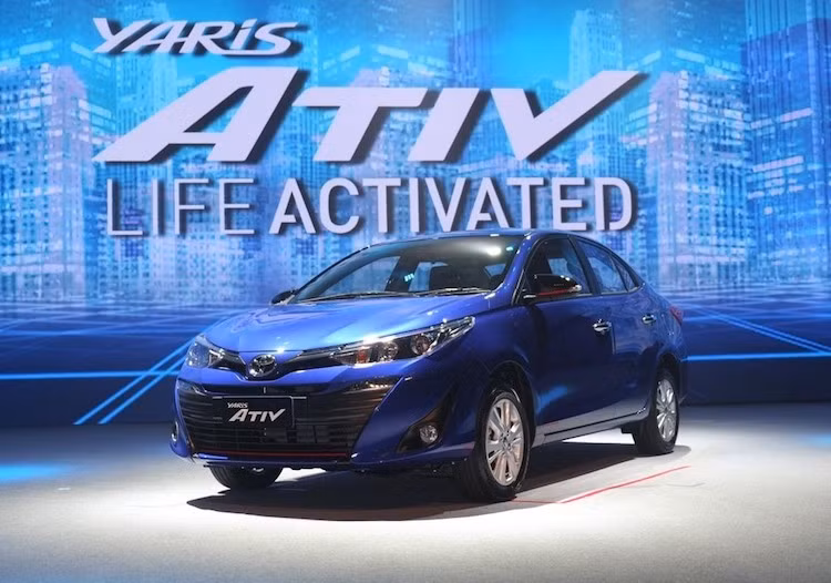 Vừa qua tại thị trường Thái Lan, Toyota đã chính thức ra mắt mẫu xe sedan hạng B Toyota Yaris Ativ giá rẻ hoàn toàn mới. Dựa trên cơ sở chiếc sedan Vios quen thuộc, Yaris Ativ là "cách đối phó" của Toyota với bộ luật mới ưu tiên những dòng xe tiết kiệm nhiên liệu, công suất nhỏ Eco Car.