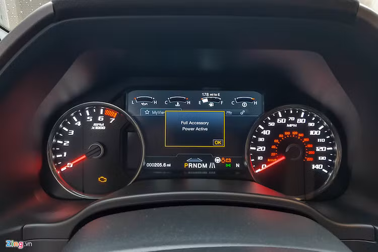 Màn hình sau tay lái to, rõ, hiển thị nhiều thông số hành trình. Đây là mẫu xe được nhập khẩu nguyên chiếc từ Mỹ nên bảng đồng hồ tốc độ hiển thị số dặm/h bên ngoài, chỉ số km/h nằm ở vòng trong.