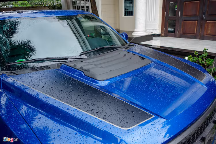 Nắp ca-pô được thiết kế hầm hố với những khe tản nhiệt được đặt gồ lên phía trên.