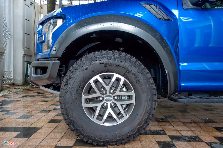 Xe được trang bị bánh gai vượt địa hình. Khoảng sáng gầm của mẫu xe này lên tới 238 mm.