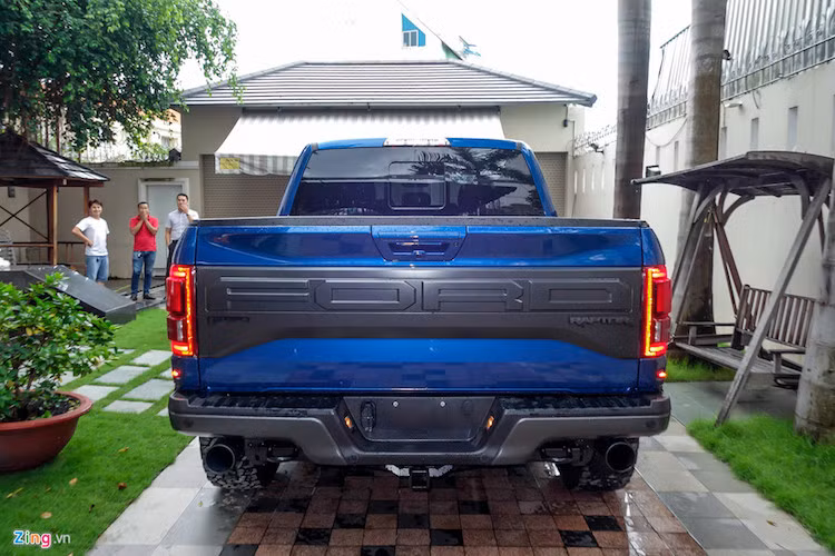 Trên phiên bản SuperCab, cửa thùng sau có thể mở góc 170 độ giúp vận chuyển hàng hoá lên xuống dễ dàng hơn.