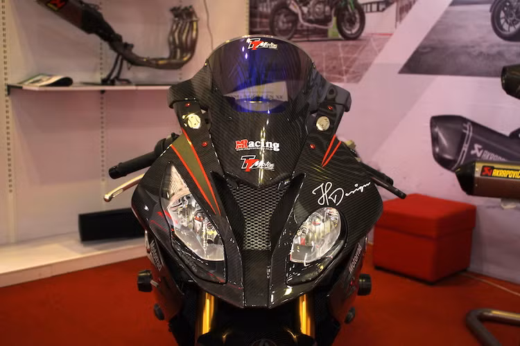 Để khiến chiếc S1000RR có kiểu dáng của một xe đua WSBK, chủ xe đã loại bỏ cặp gương chiếu hậu nguyên bản và che lỗ bắt gương với cặp pad Lightech, Kính chắn gió M Racing không chỉ giúp cản gió tạt vào người lái tốt hơn mà còn chống lóa hiệu quả khi người điều khiển xe trong tư thế "núp gió".