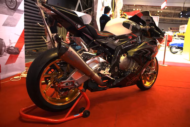 Chiếc siêu môtô BMW S1000RR vốn đã được xếp vào "hàng ngũ" những chiếc superbike cao cấp nhất Thế giới, nay càng trở nên "khủng" hơn khi được biker Sài Gòn "chi đậm" nâng cấp bằng loạt đồ chơi "khủng". Ước tính tổng giá trị "đồ chơi" trên bản độ này có thể dễ dàng vượt quá con số 200 triệu đồng.