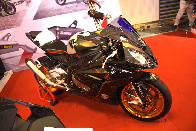 Tuy nhiên không bằng lòng với chiếc S1000RR nguyên bản, nhiều người chơi xe tại Việt Nam đã không "tiếc tiền" độ lại dòng xe này bằng những phụ tùng cao cấp hơn. Chủ nhân của chiếc S1000RR trong bài viết này cũng đã "mạnh tay" độ lại mẫu siêu môtô "cá mập", khiến nó trở thành một chiếc "xe đua đường phố" theo đúng nghĩa.