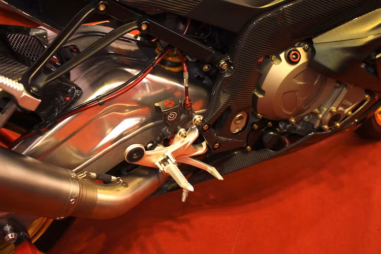 Động cơ nguyên bản của chiếc xe đã có công suất tăng nhẹ sau khi được trang bị hệ thống xả titan full system Akrapovic HP. Không chỉ có phanh trước, hệ thống phanh sau của chiếc S1000RR cũng đã được nâng cấp "khủng" theo chuẩn xe đua, bắt đầu từ pen đạp Brembo GP.