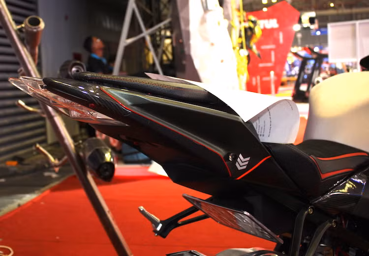 Toàn bộ yên trước và sau của chiếc xe cũng đã được bọc lại trong bộ vỏ yên Luimoto với màu đen đỏ kết hợp giống như "dàn áo" sợi carbon của chiếc xe. Cuối cùng, bộ dè và pad biển số nguyên bản của S1000RR đã bị loại bỏ để giúp chiếc xe có kiểu dáng của một siêu môtô đua "thứ thiệt".