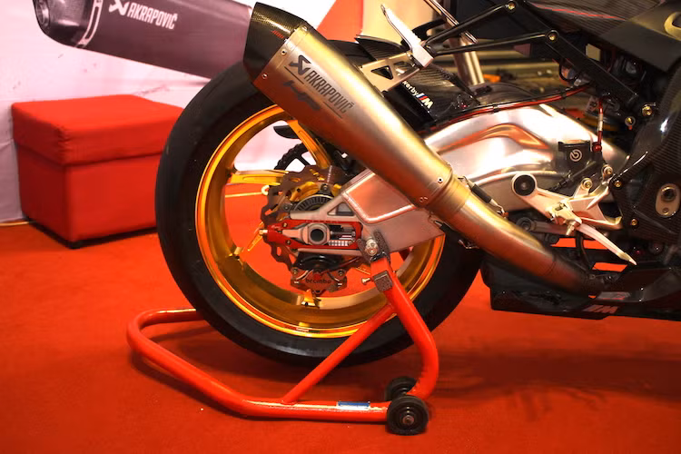 Đi kèm với pen đạp Brembo vốn dành cho môtô đua là heo Brembo Billet 2 pis đối xứng và đĩa độ, khiến hệ thống phanh sau trở nên hoàn hảo hơn so với S1000RR nguyên bản. Đi kèm với cặp mâm Marchesini là lốp Metzeler Racetec, đem tới độ bám đường tối đa cho chiếc S1000RR và là loại lốp được trang bị sẵn trên phiên bản HP4 cao cấp.