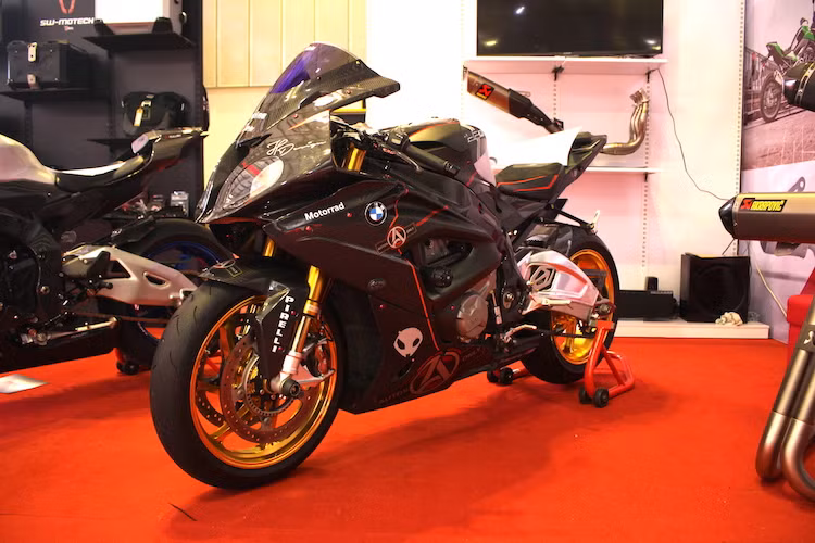 Trong phân khúc superbike 1000 cc hiện nay trên Thế giới, mẫu siêu môtô BMW S1000RR hiện vẫn được xếp ở "chiếu trên" do không chỉ có sức mạnh mà còn được trang bị hàng loạt những công nghệ tân tiến hỗ trợ người lái. Tại Việt Nam, mẫu xe này cũng rất được giới biker ưa chuộng và có biệt danh là "Cá mập" do quây gió phải tạo hình giống như mang cá mập.