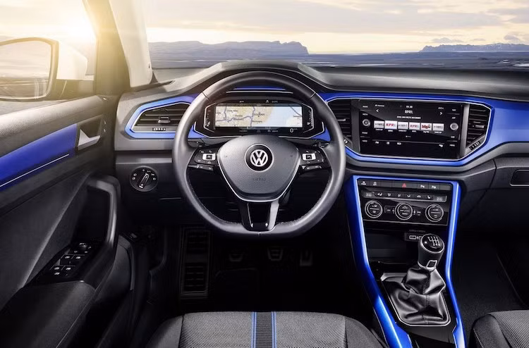 Bước vào bên trong cabin, nội thất theo phong cách Volkswagen của T-Roc đã được "trẻ hóa" với các chi tiết ốp nhựa sơn trùng màu thân xe. Chiếm diện tích lớn trên bảng táp-lô của chiếc xe là hệ thống thông tin giải trí Composition Color mới với đầy đủ các tính năng hiện đại, đồng thời xe còn có tùy chọn bảng đồng hồ kỹ thuật số tương tự Virtual Cockpit như xe Audi.