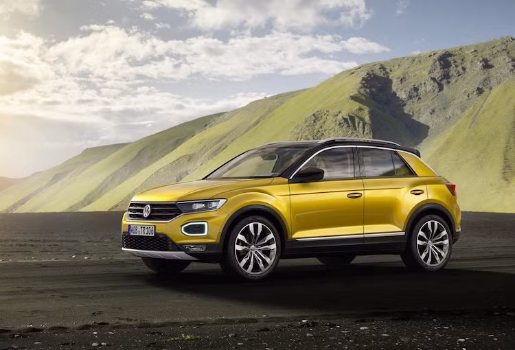 Hiện tại, Volkswagen chưa công bố chi tiết các lựa chọn động cơ của T-Roc. Tuy nhiên hãng cho biết chiếc xe sẽ có tổng cộng 6 phiên bản động cơ tăng áp khác nhau - 3 chạy xăng và 3 chạy diesel. Những động cơ này sẽ kết hợp với hộp số sàn 6 cấp hoặc ly hợp kép 7 cấp. Hệ dẫn động cầu trước là trang bị chuẩn, với tùy chọn hệ dẫn động 4 bánh.