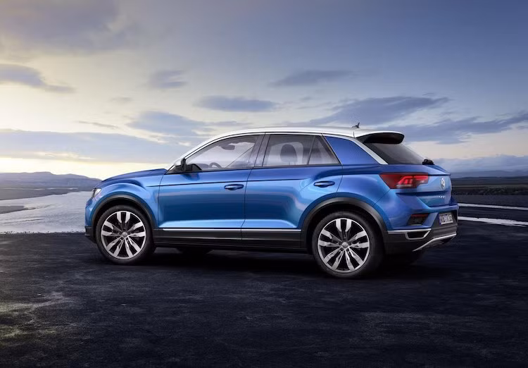 Ở hai bên thân xe, có thể thấy sự tương đồng giữa T-Roc và Q2 ở cột C to bản với góc nghiêng khá lớn. Tuy nhiên so với Q2, T-Roc trông cứng cáp hơn bởi hàng loạt những đường gân nổi đậm. Giống các mẫu crossover khác, chiếc xe cũng được ốp nẹp nhựa xung quanh thân hay các vòm bánh "cơ bắp.