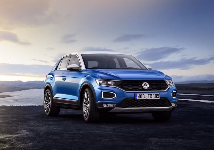 Vẫn được thiết kế theo ngôn ngữ "đại chúng" của thương hiệu Volkswagen, tuy nhiên T-Roc đã có kiểu dáng thể thao và trẻ trung hơn các dòng xe khác. Những chi tiết như đèn pha LED mỏng nối liền với lưới tản nhiệt thanh ngang và đặc biệt là cặp đèn LED ban ngày lắp quanh khe hút gió trên cản trước đem tới cho xe vẻ đẹp hài hòa và độc đáo.