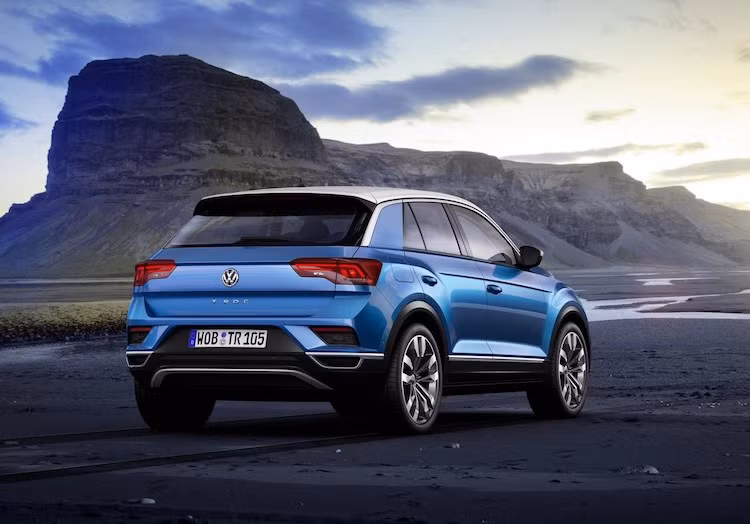T-Roc cũng là mẫu Volkswagen crossover đầu tiên có sơn 2 tông màu. Trong đó, mui xe với tông màu khác thân được ngăn với nhau bởi một đường viền chrome chạy từ cột A tới cột C. Ở phía sau, T-Roc trông cũng rất năng động với cánh đuôi trên cửa kính sau, đèn hậu LED và cản sau thể thao.