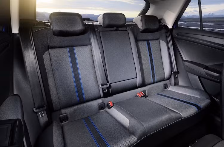 Nằm ở phân khúc crossover hạng B giá rẻ nên T-Roc chỉ được trang bị sẵn ghế vải với các họa tiết phối theo màu xe. Tuy nhiên khách hàng cũng có thể lựa chọn một số màu và loại ghế khác. Ở phía sau, chiếc xe có khoang hành lý với thể tích mở rộng tối đa lên tới 1290 lít nếu gập hàng ghế thứ 2 lại.