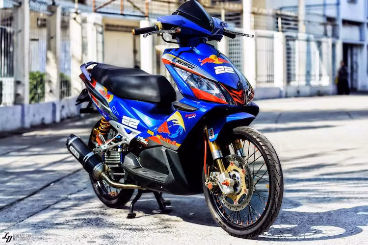 Chiếc xe máy tay ga Honda Air Blade 110 thế hệ đầu tiên phiên bản nhập khẩu Thái Lan với đèn pha kép trong bài viết này cũng đã được chủ xe trang trí và "lên đời" theo phong cách xe đua drag "lai" với phong cách độ kiểng quen thuộc.