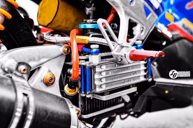 Động cơ của chiếc xe được nâng cấp với két tản nhiệt dầu hàng hiệu đặt ở bên lốc quạt gió.