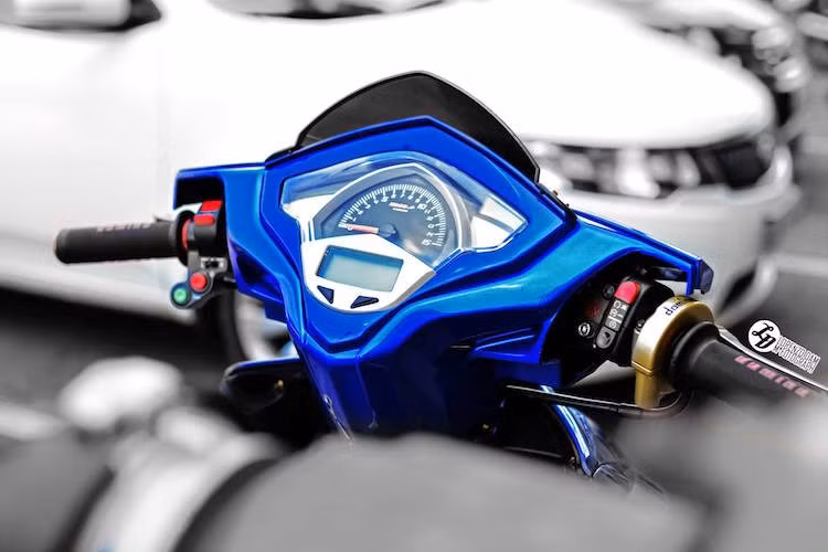 Nguyên cụm đồng hồ được thay của Koso với đồng hồ báo tua lớn cùng màn hình hiển thị điện tử đa chức năng, Các cùm công tắc được thay bằng loại gọn gàng hơn, hai bên là bao tay cùng cùm ga Domino.