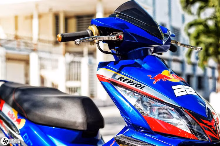 Toàn bộ dàn áo của chiếc xe Air Blade độ độc này đã được sơn tem đấu airbrush phong cách đội đua đình đám Red Bull, kèm theo một số chi tiết dán sợi carbon thật để tăng chất thể thao.