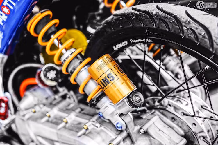 Giảm xóc sau cũng được trang bị bằng thương hiệu đình đám Ohlins.