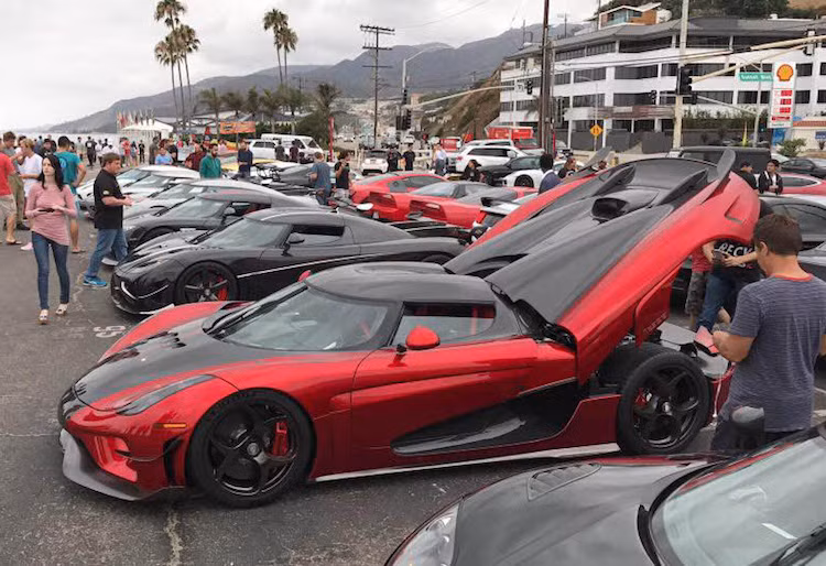 Nhân dịp lễ hội xe "quý tộc" Concours'd Elegance đang diễn ra tại Mỹ, một số chủ siêu xe Koenigsegg đã tụ hội để cùng tham gia diễu hành trong một hành trình siêu xe.