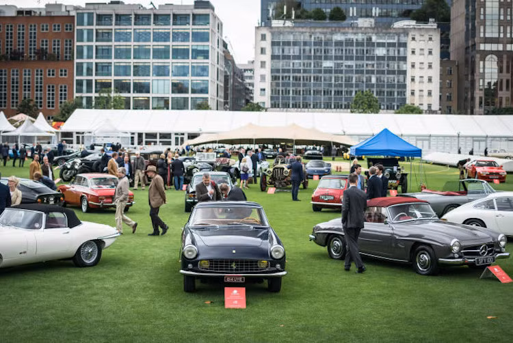 Trong sự kiện lần này, các mẫu xe được trưng bày trên bãi cỏ ngoài trời, có diện tích gần 5 mẫu Anh, với cảnh nền là các tòa nhà cổ kính xung quanh.