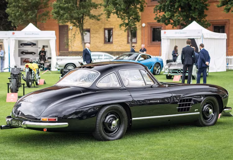 Khuôn viên của HAC được ban tổ chức chia thành các khu vực khác nhau với nhiều chủ đề thú vị. Một trong số đó là “Sự tiến hóa của siêu xe” gồm 3 phần, trưng bày các mẫu xe nổi tiếng từ những năm 1950 tới thời điểm hiện tại. Phần I bắt đầu bằng chiếc siêu xe Mercedes 300SL.