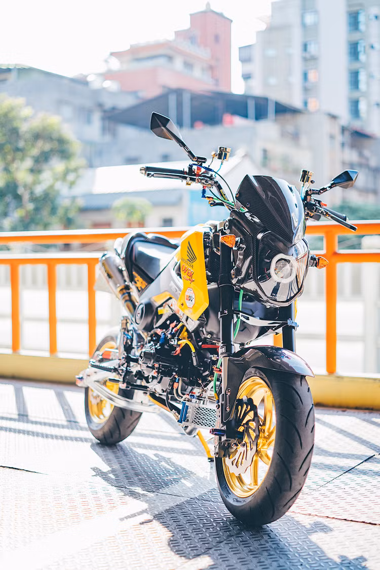 Nhờ một loạt các phụ tùng "hàng khủng" và đặc biệt là khối động cơ độ của Nhật, chiếc minibike Honda MSX125 của biker Đài Loan đã có vẻ ngoài đẹp mắt và nội công "khủng".