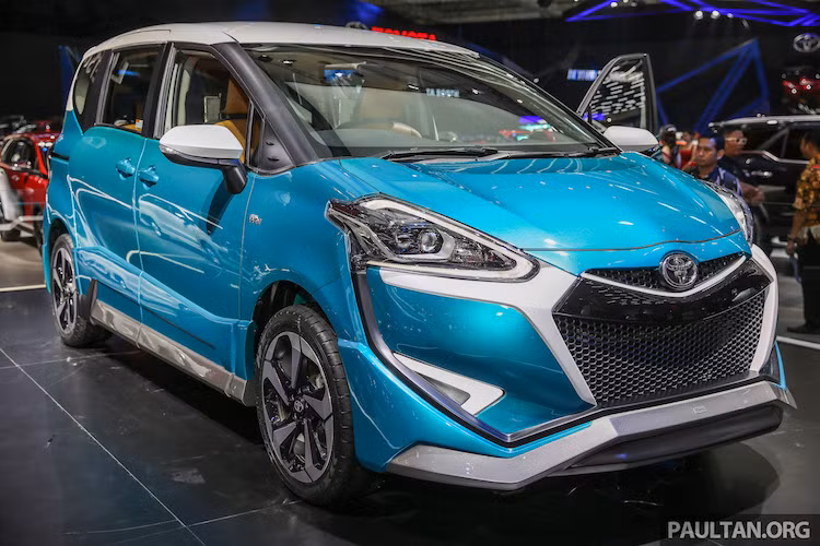 Cạnh tranh với các đối thủ như Suzuki Ertiga hay Mitsubishi Xpander, mẫu MPV 7 chỗ giá rẻ Toyota Sienta Ezzy vừa được ra mắt tại Indonesia, là một phiên bản mới của dòng Sienta đã ra mắt từ năm ngoái. Có thể coi Sienta Ezzy là phiên bản thể thao hơn của Sienta thường.