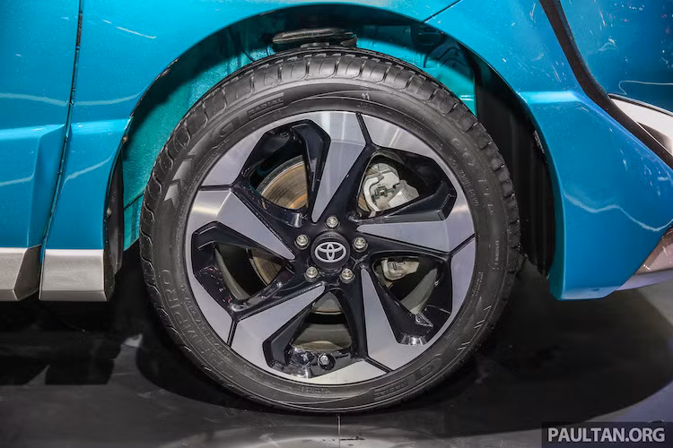 Dọc hai bên thân xe, Toyota cũng không quên trang bị cho Sienta Ezzy những tấm nẹp ốp góc cạnh hơn. Bộ mâm 5 cánh đơn, 2 tông màu hình cánh quạt của chiếc xe trông cũng ấn tượng hơn hẳn so với mâm 5 cánh kép của Sienta thường.