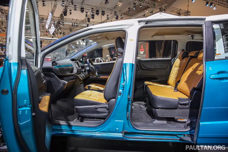 Nhờ có độ dài trục cơ sở lớn nên dù có kích thước nhỏ gọn nhưng hàng ghế thứ 2 của xe vẫn có không gian tương đối thoải mái cho khổ người châu Á. Hàng ghế thứ 3 của Sienta Ezzy có thiết kế khá đặc biệt khi có thể được gấp gọn và giấu bên dưới gầm hàng ghế thứ 2. Chiếc xe cũng có cửa gió điều hòa độc lập cho hàng ghế thứ 2.