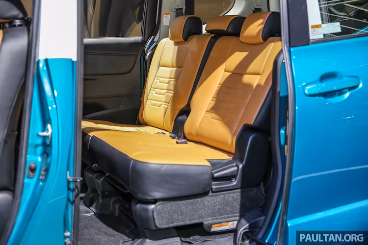 Nhờ có thiết kế này, Sienta Ezzy cũng có thể tích khoang hành lý lớn hơn so với những mẫu MPV cùng phân khúc khác. Khoang hành lý của chiếc xe cũng có một ngăn nhựa ở dưới sàn với vách ngăn, giúp chứa những hành lý ướt và chống ướt nội thất xe. So với phiên bản thường, cabin trên Sienta Ezzy cao cấp hơn khi được bọc da với mặt lưng ghế chần chỉ hoa văn hiện đại.