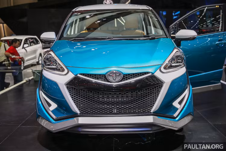 Sienta vốn đã có thiết kế rất độc đáo, tuy nhiên hãng xe ôtô Toyota còn khiến chiếc xe trở nên ấn tượng hơn nữa trên Sienta Ezzy khi thiết kế lại gần như hoàn toàn phần đầu xe. Chỉ còn giữ lại cụm đèn pha LED trước, chiếc xe sở hữu cản trước với lưới tản nhiệt lớn góc cạnh, cánh khuếch tán khí động học ốp bên dưới cùng các đèn sương mù LED hiện đại.