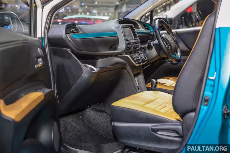 Giống như ngoại thất của chiếc xe, nội thất trên Sienta Ezzy cũng có thiết kế đầy cá tính với bảng táp-lô có kiểu dáng 3 chiều độc đáo và phân thành 2 lớp. Trên phiên bản cao cấp, chiếc xe có kính chắn gió cách âm, khởi động không cần chìa, hệ thống thông tin giải trí với màn hình 6,8 inch, camera lùi, bảng đồng hồ optitron với màn hình đa thông tin như trên Camry.