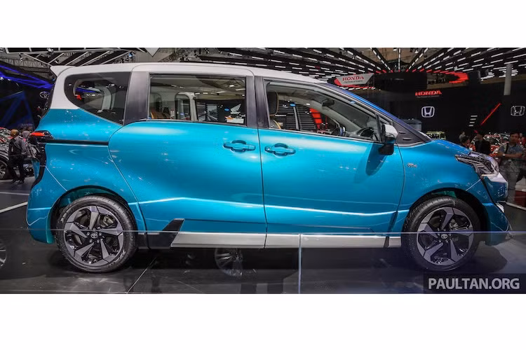 Các kích thước D x R x C của Toyota Sienta Ezzy không thay đổi,lần lượt là 4235, 1695 và 1470 mm. Đặc biệt, cả hai cửa sau đều là cửa trượt, giúp ra vào xe dễ dàng hơn.Phiên bản này có sơn 2 tông màu trẻ trung hơn.