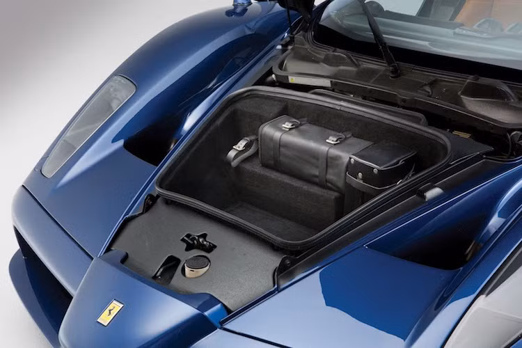 Là một siêu xe với động cơ đặt giữa, Enzo Ferrari sở hữu khoang hành lý nằm ở phía trước mũi xe. Tuy nhiên cũng giống nhiều siêu xe đẳng cấp khác, khoang hành lý này có thể tích cực bé, chỉ đủ chứa một chiếc túi du lịch lớn và một số bộ dụng cụ sửa chữa được Ferrari tặng kèm.
