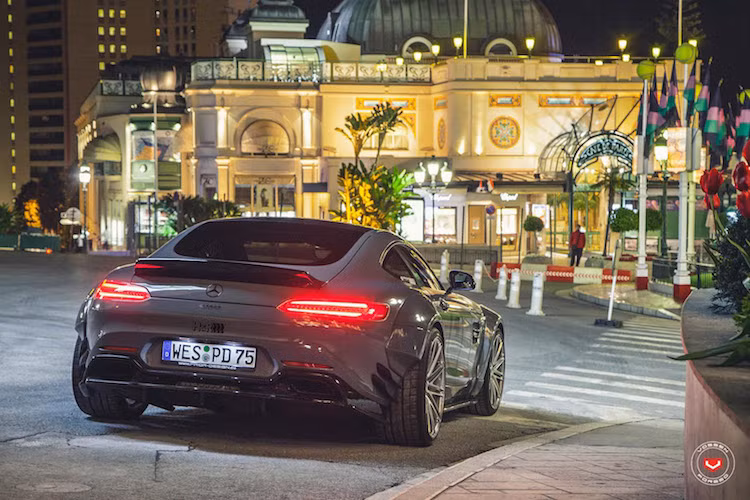 Tương tự như phía trước, cản sau của AMG GT S cũng được giữ nguyên, chỉ bổ sung thêm các cánh khuếch tán không khí. Trên nắp khoang hành lý, Prior Design đã trang bị cho chiếc xe một cánh đuôi nhỏ ở gần mép, khiến cánh đuôi ẩn nguyên bản của AMG GT S vẫn có thể hoạt động được bình thường.