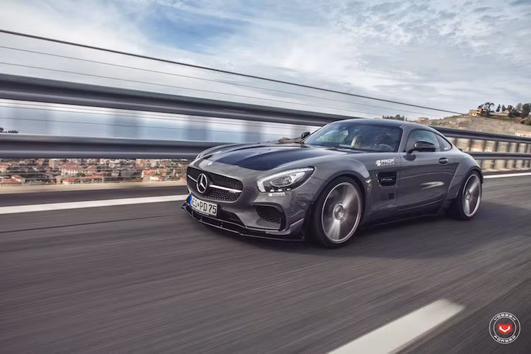 Về hệ động lực, AMG GT S vẫn được giữ nguyên bản. Cả hai phiên bản AMG GT và GT S đều được trang bị động cơ 4 lít V8 tăng áp kép. Tuy nhiên, phiên bản GT S có công suất lên tới 510 mã lực tại 6.250 vòng/phút và mô-men xoắn cực đại 650 Nm.
