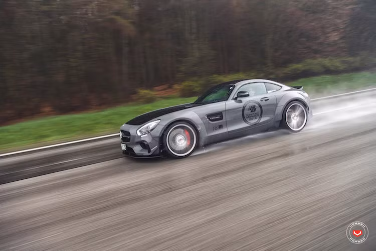 Theo Prior Design, chỉ tính riêng gói widebody cho AMG GT S đã có giá lên tới 15390 Euro (tương đương 412,3 triệu đồng), chưa bao gồm công lắp đặt. Nếu tính cả bộ mâm Vossen đẳng cấp, bản độ này chắc chắn sẽ có giá trị khoảng 25.000 Euro (tương đương 670 triệu đồng).