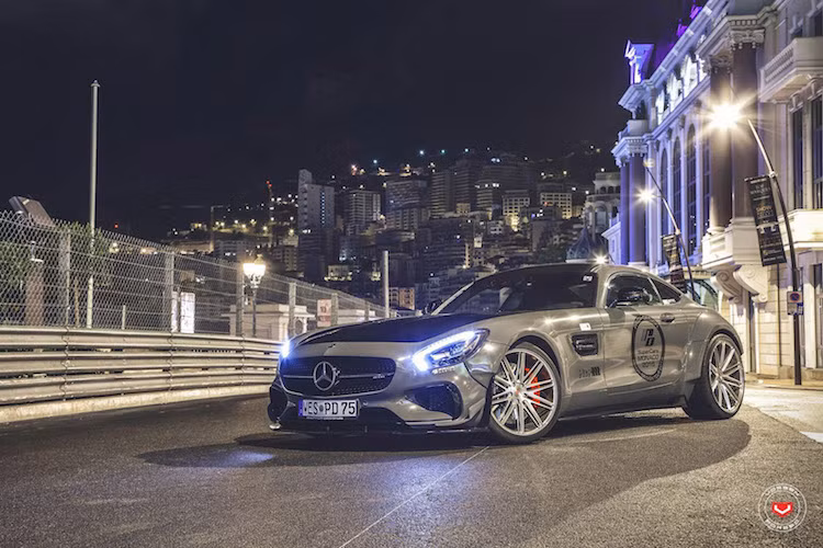 Toàn bộ phần cản trước của AMG GTS đã được Prior Design giữ nguyên, tuy nhiên ở bên dưới và hai bên cản, hãng này đã trang bị cho siêu xe nhà Mercedes những cánh khuếch tán không khí bằng sợi carbon. Trong khi đó, trên nắp ca-pô là những khe thoát khí làm mát động cơ mới.