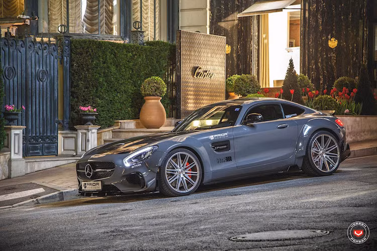 Ra đời để thay thế cho chiếc SLS AMG trước đây, siêu xe Mercedes AMG GT S mạnh và nhanh hơn nhiều so với người tiền nhiệm, dù có giá rẻ hơn cùng động cơ nhỏ hơn. Kiểu dáng nguyên bản của dòng xe này vốn đã rất đẹp, nhưng AMG GT S càng trở nên hấp dẫn hơn với gói độ widebody của Prior Design.