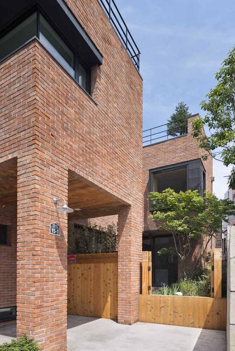 Ở tầng 2 có phòng sinh hoạt chung và phòng ngủ của các thành viên trong gia đình.